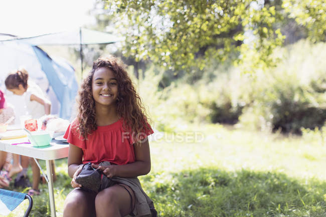 Ritratto ragazza felice al campeggio — Foto stock