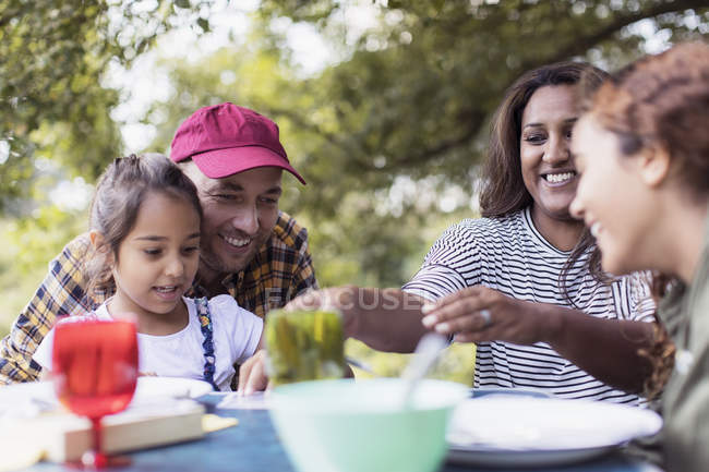 Счастливая семья обедает в кемпинге — стоковое фото