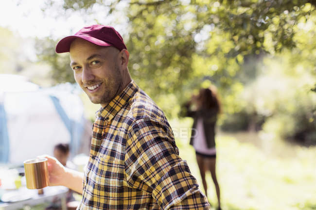 Ritratto uomo felice bere caffè al campeggio soleggiato — Foto stock