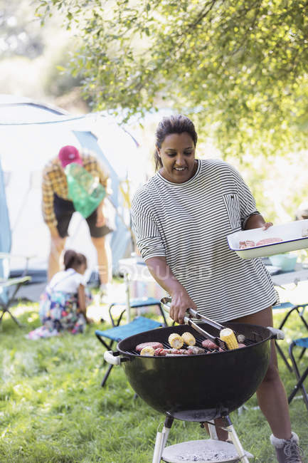 Barbecue donna al campeggio — Foto stock