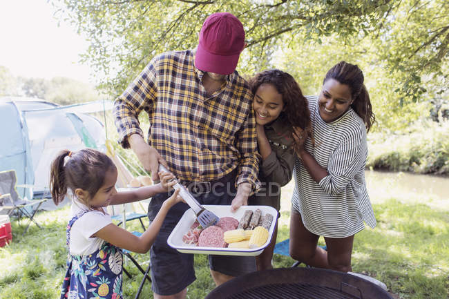 Aufgeregtes Familiengrillen auf dem Campingplatz — Stockfoto