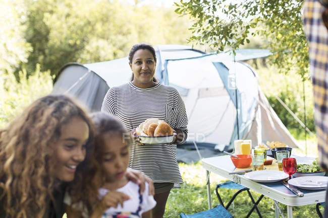 Família preparando almoço no acampamento — Fotografia de Stock