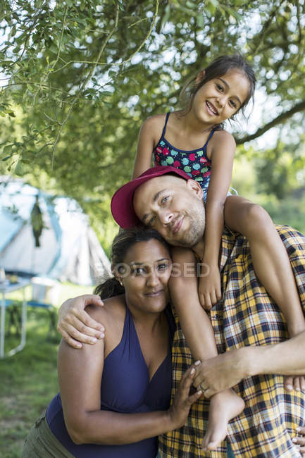 Retrato feliz, família afetuosa no parque de campismo — Fotografia de Stock