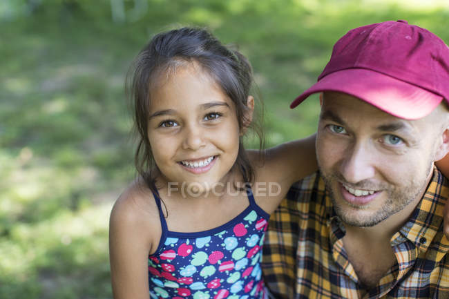 Любящие портрет отец и дочь обнимаются — стоковое фото