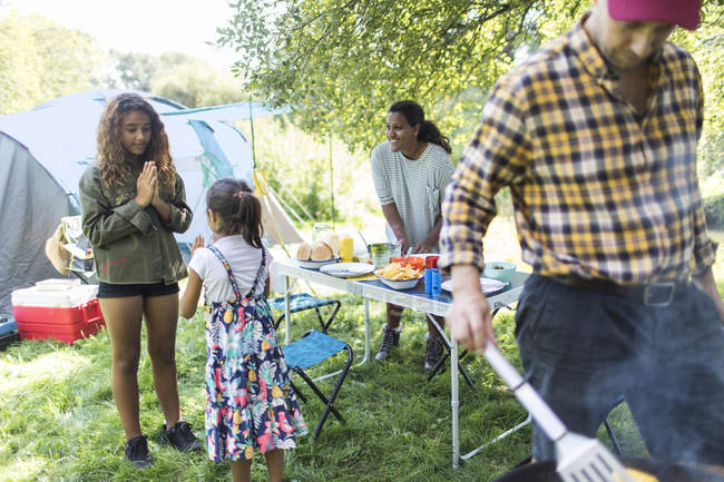 Familie bereitet Mittagessen vom Grill auf dem Campingplatz zu — Stockfoto
