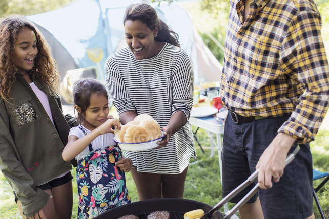 Família churrasco hambúrgueres no parque de campismo — Fotografia de Stock