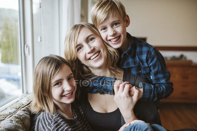 Retrato feliz, madre cariñosa e hijos - foto de stock