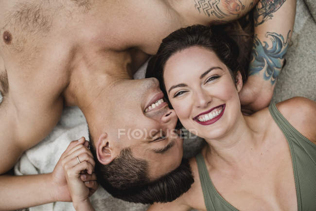 Retrato de cima feliz, casal jovem afetuoso — Fotografia de Stock