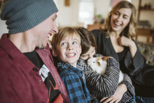 Familia feliz con conejillo de indias - foto de stock