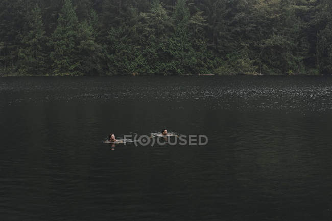 Casal nadando no lago — Fotografia de Stock
