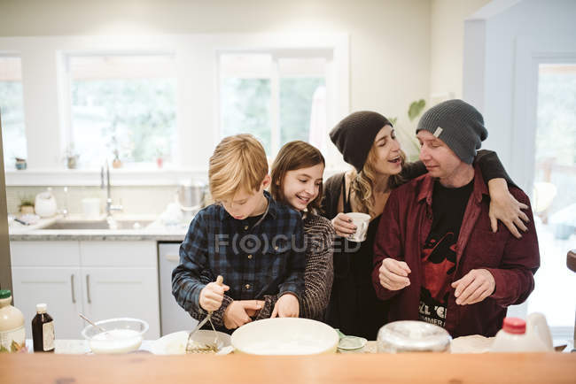 Cuisine familiale affectueuse dans la cuisine — Photo de stock