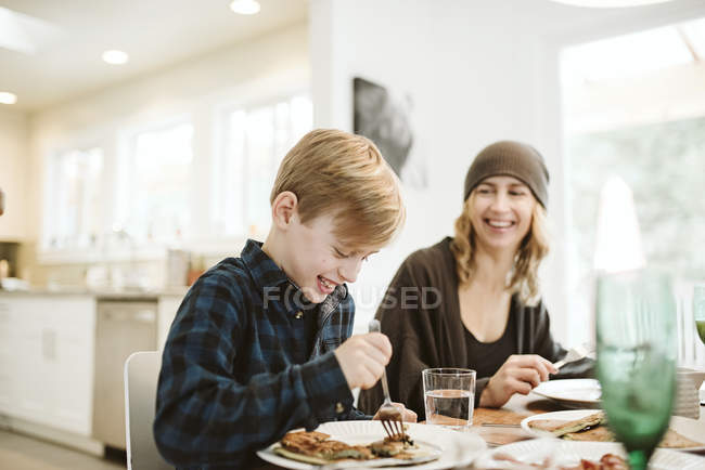 Mãe e filho comendo panqueca café da manhã à mesa — Fotografia de Stock