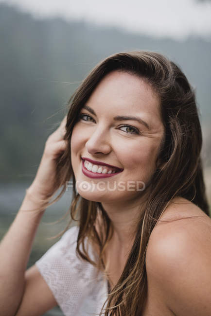 Ritratto sorridente, bella giovane donna — Foto stock