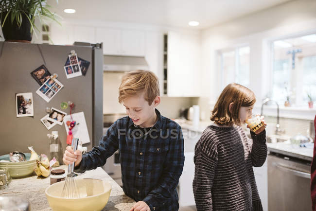 Brother and sister baking in kitchen — Stock Photo