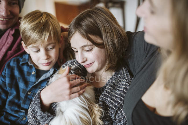 Ласковая семья с подопытным кроликом — стоковое фото