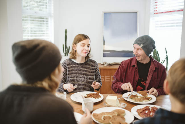 Familie genießt Pfannkuchenfrühstück am Tisch — Stockfoto