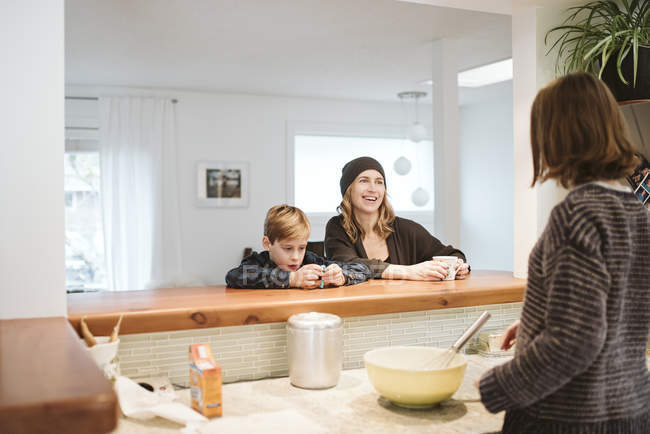 Familie backt und redet in der Küche — Stockfoto