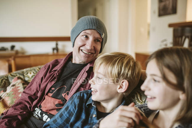 Vater und Kinder relaxen auf dem Wohnzimmersofa — Stockfoto