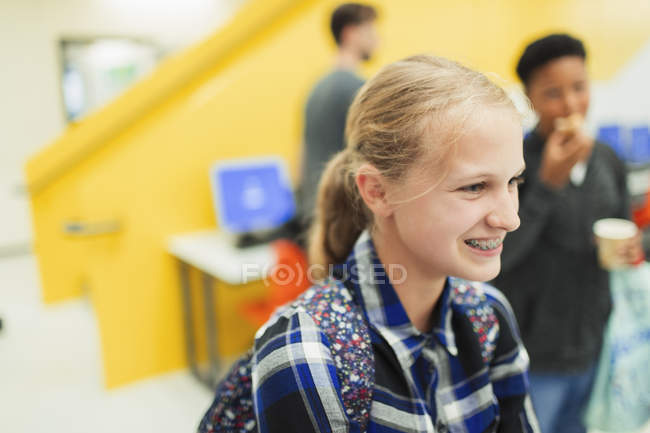 Sonriendo estudiante de secundaria con aparatos ortopédicos - foto de stock