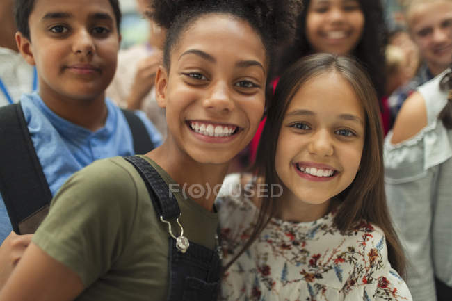 Портрет счастливая, уверенная школьница — стоковое фото