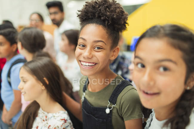 Портрет счастливая, уверенная в себе младшая студентка — стоковое фото
