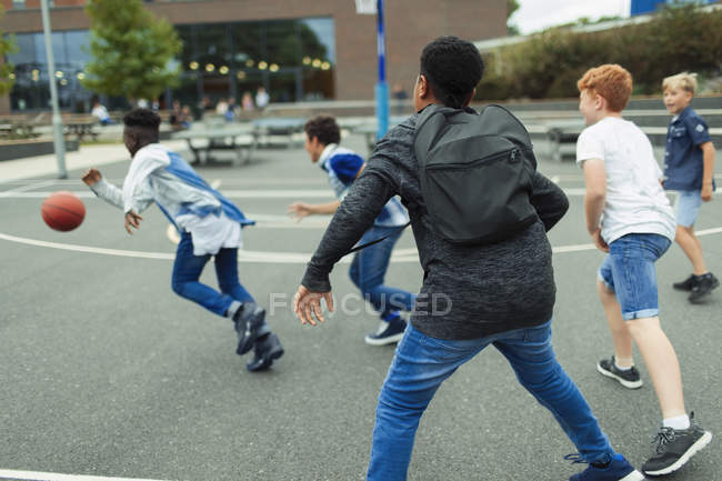 Realschüler spielen Basketball auf dem Schulhof — Stockfoto