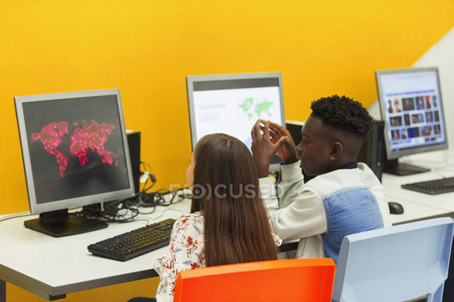 Étudiants du secondaire moyen utilisant un ordinateur dans un laboratoire informatique — Photo de stock