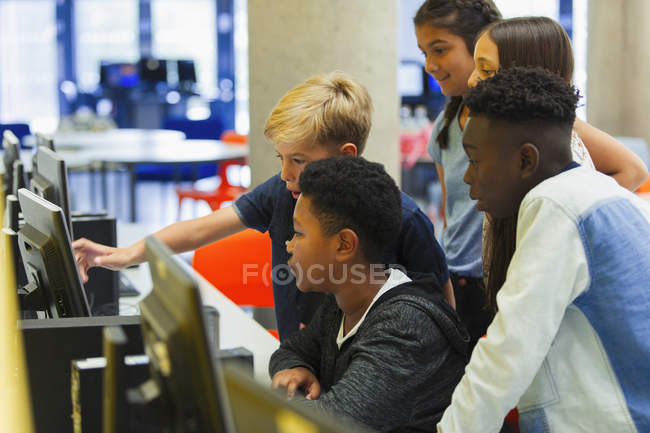 Estudiantes de secundaria usando computadora en laboratorio de computación - foto de stock