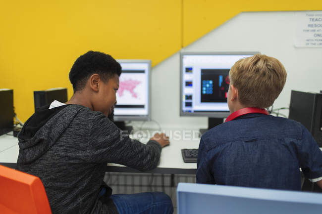 Studenti delle medie superiori che usano i computer in laboratorio — Foto stock