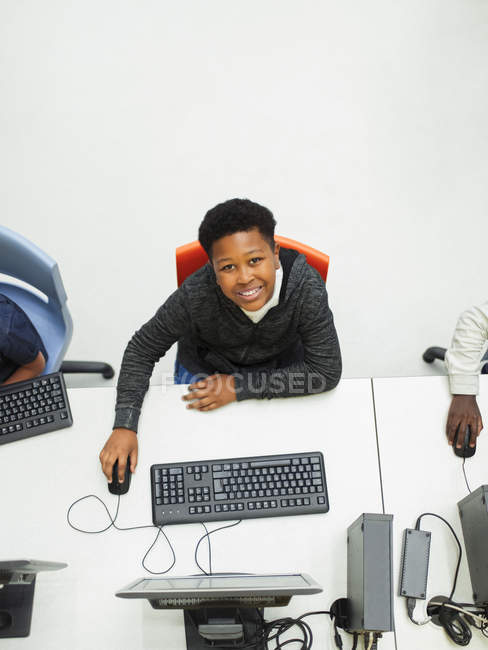 Portrait from above confident junior high boy student using computer in computer lab — Stock Photo