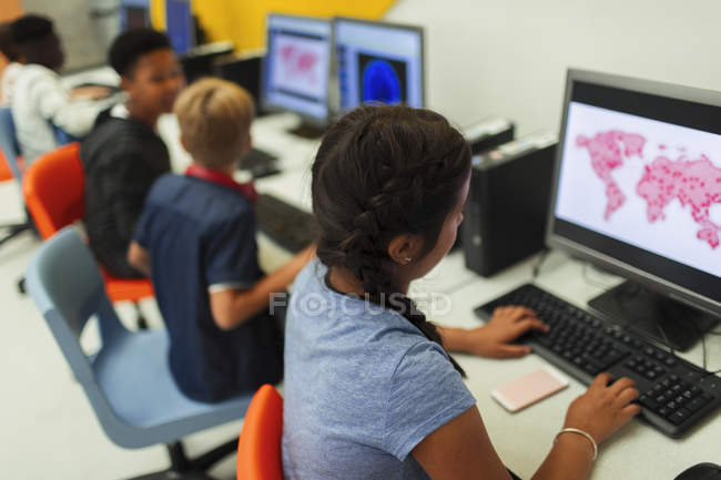 Gymnasiasten nutzen Computer im Computerraum — Stockfoto