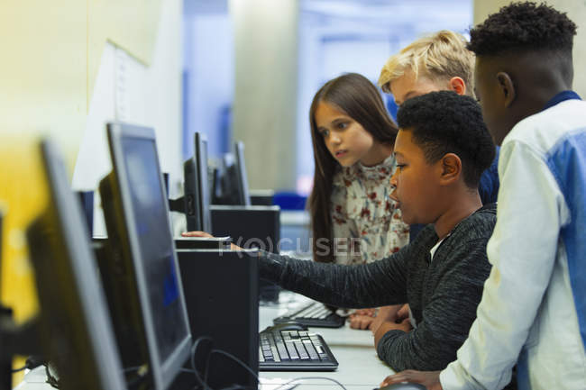 Estudantes do ensino médio usando computador em laboratório de informática — Fotografia de Stock