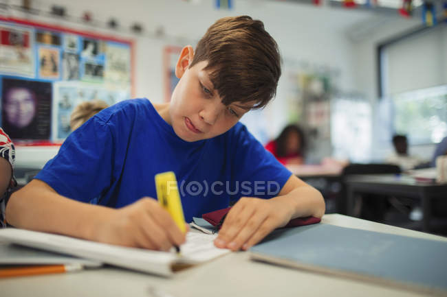 Fokussierte Realschülerin mit Textmarker, Hausaufgaben im Unterricht — Stockfoto