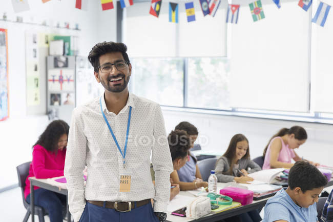 Portrait souriant, enseignant masculin confiant en classe — Photo de stock