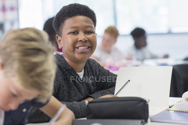 Retrato confiante júnior menino do ensino médio estudando em sala de aula — Fotografia de Stock