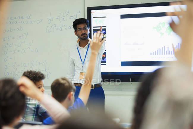 Lição de liderança do professor, chamando os alunos em sala de aula — Fotografia de Stock