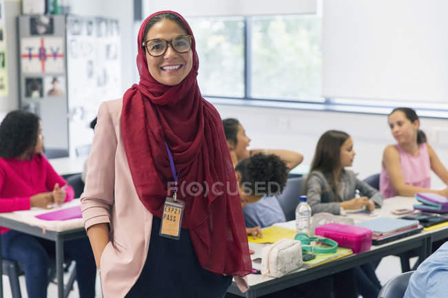 Портрет усміхнений, впевнена жінка-вчителька в хіджабі в класі — стокове фото