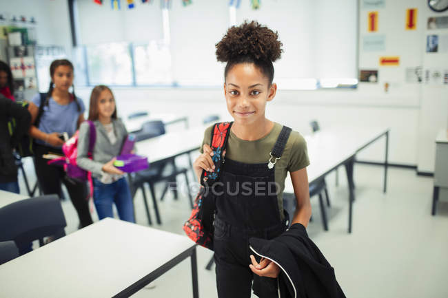Портрет усміхнений, впевнена молодша школярка в класі — стокове фото