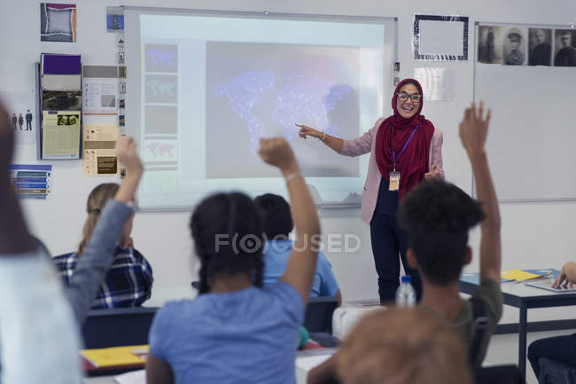 Lehrerin im Hijab leitet Unterricht an Projektionswand im Klassenzimmer — Stockfoto