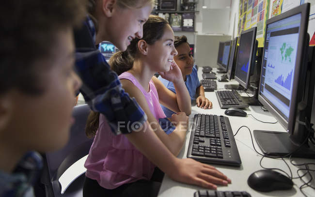 Junior high school students using computer in classroom — Stock Photo