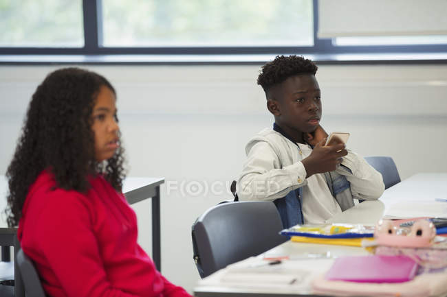Молодші школярі слухають в класі — стокове фото