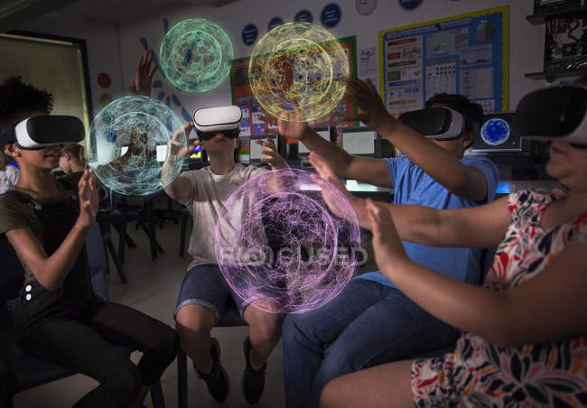 Estudantes do ensino médio usando simuladores de realidade virtual em sala de aula escura — Fotografia de Stock