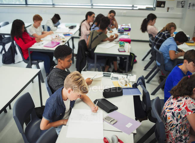 Realschüler lernen im Klassenzimmer — Stockfoto