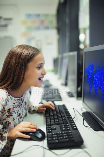 Junior high school girl student using computer in classroom — Stock Photo