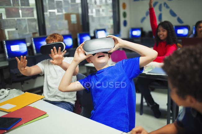 Молодші школярі використовують симулятори віртуальної реальності в класі — стокове фото