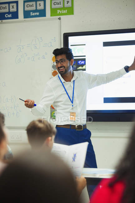 Sorrindo professor do sexo masculino lição de liderança em sala de aula — Fotografia de Stock