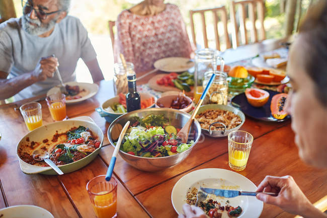 Friends eating healthy meal during yoga retreat — Stock Photo