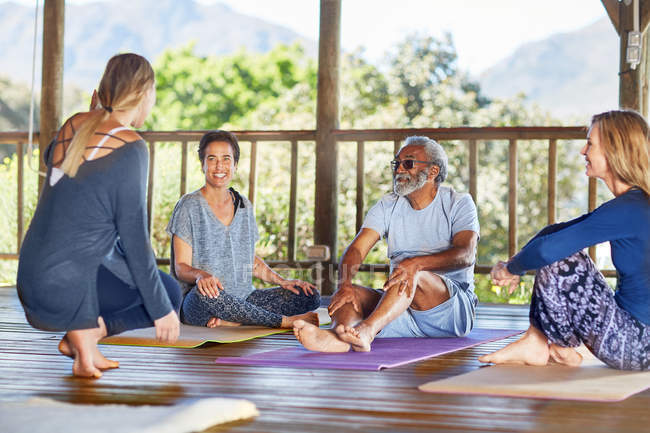 Aula de ioga falando em cabana durante retiro de ioga — Fotografia de Stock