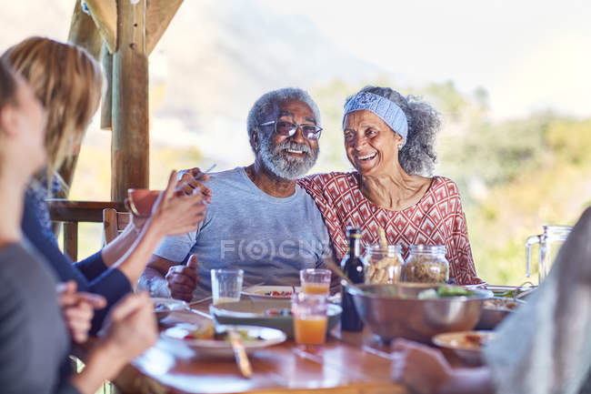 Glückliches Seniorenpaar genießt gesunde Mahlzeit in Hütte bei Yoga-Retreat — Stockfoto
