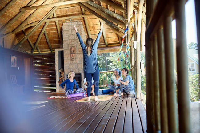 Frau leitet Yoga-Retreat in Hütte — Stockfoto